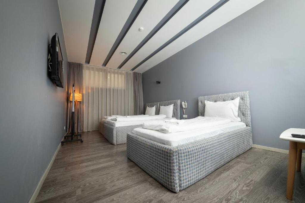 Hotel Gloria Ks Pristina Buitenkant foto
