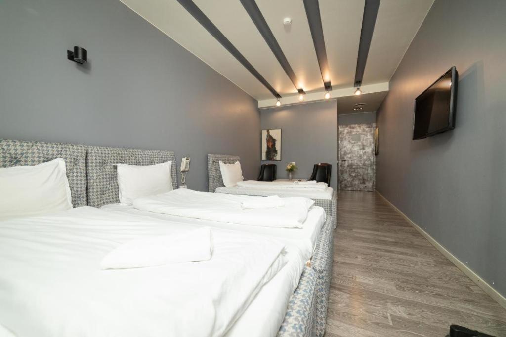 Hotel Gloria Ks Pristina Buitenkant foto